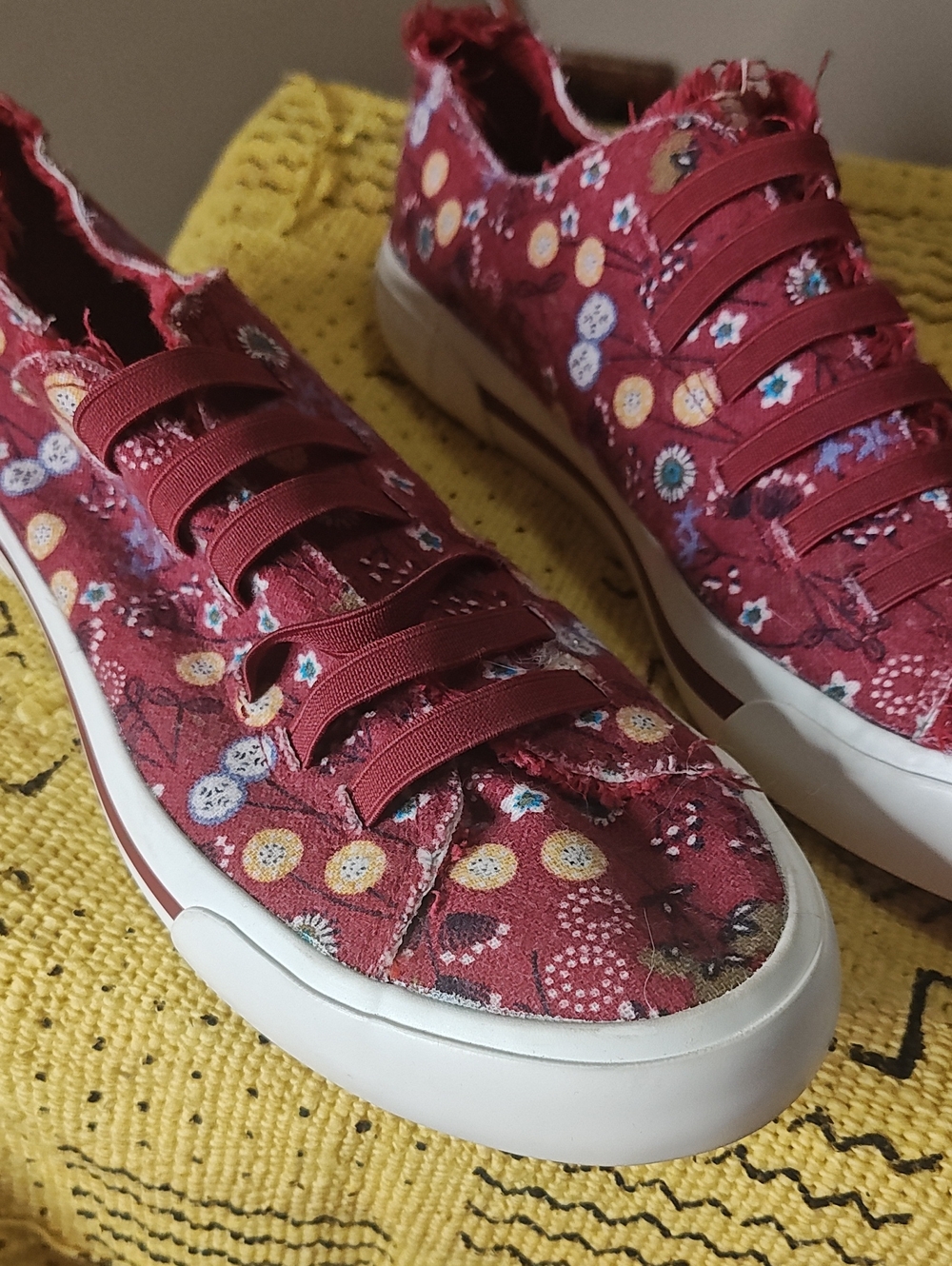 Rocket Dog Women's Red Floral Slip-On Sneakers